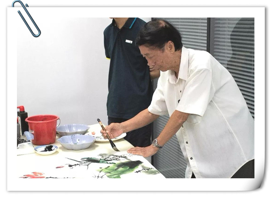 1534816555113109.jpg 進(jìn)貿(mào)通周末|著名國(guó)畫大師蒞臨進(jìn)貿(mào)通贈(zèng)《映日荷花》《紫氣東來(lái)》